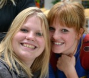 FOA Herning: to glade, unge kvinder